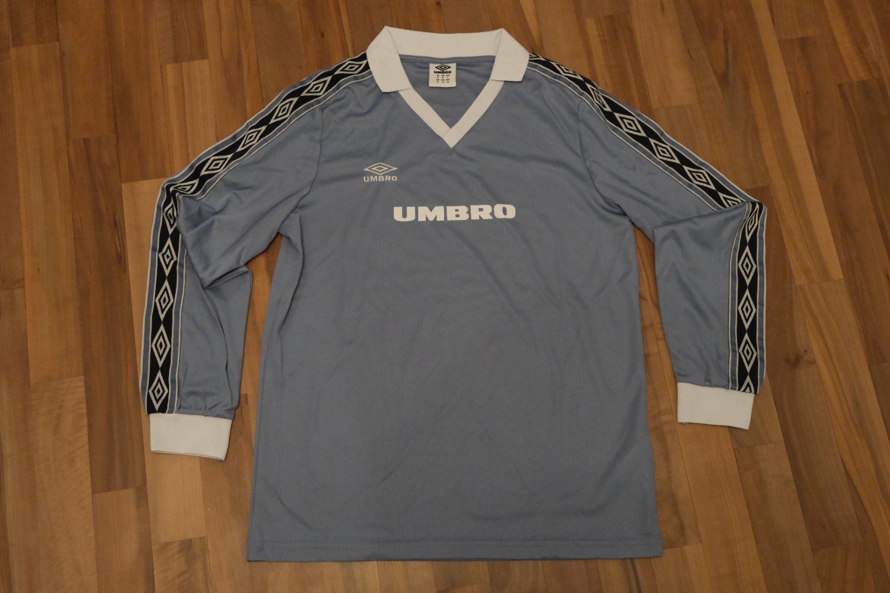 Umbro T-shirt: Umbro Longsleeve – Nuovo (secondo la descrizione) da Aesch ZH venduto da scherri