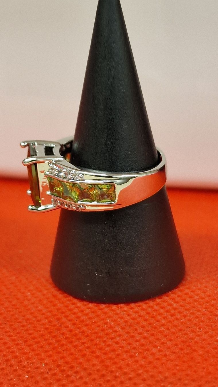 Ringe: Wunderschöner Ring mit grünem Stein, neu, Grösse 53 – Neu (gemäss Beschreibung) aus Herisau von Antiques.AR 1