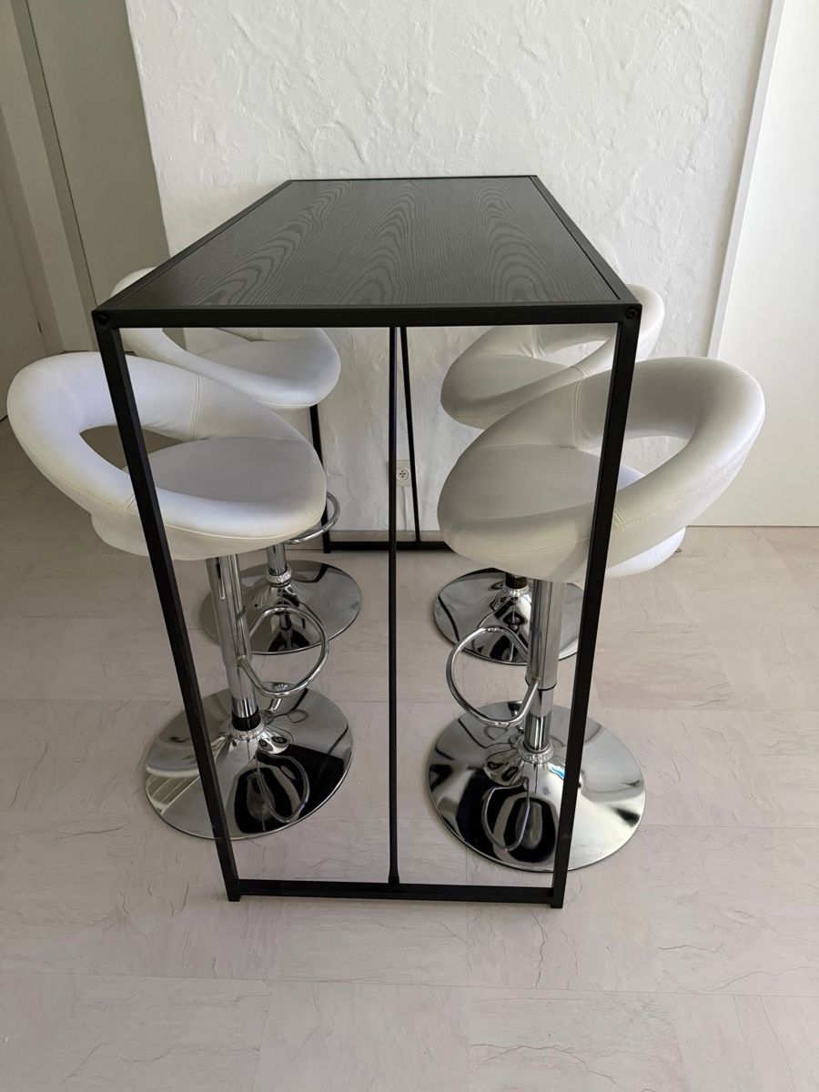Set de table et chaises: Bartisch mit 4 weissen Barhockern  – D'occasion à Abtwil SG par yagua 3