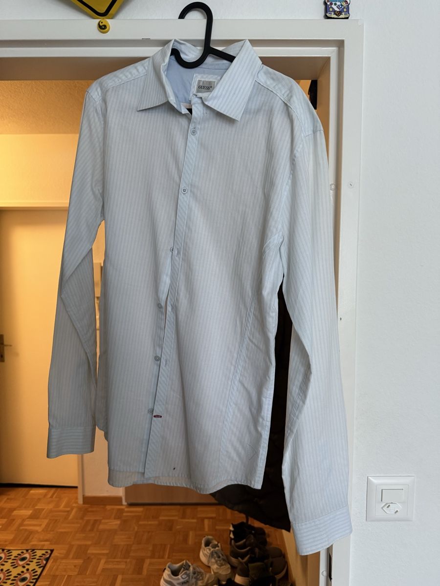 Guess Hemden: GUESS Herrenhemd Gr. S gestreift hellblau/weiss – Gebraucht aus Opfikon von Perlentaucher73