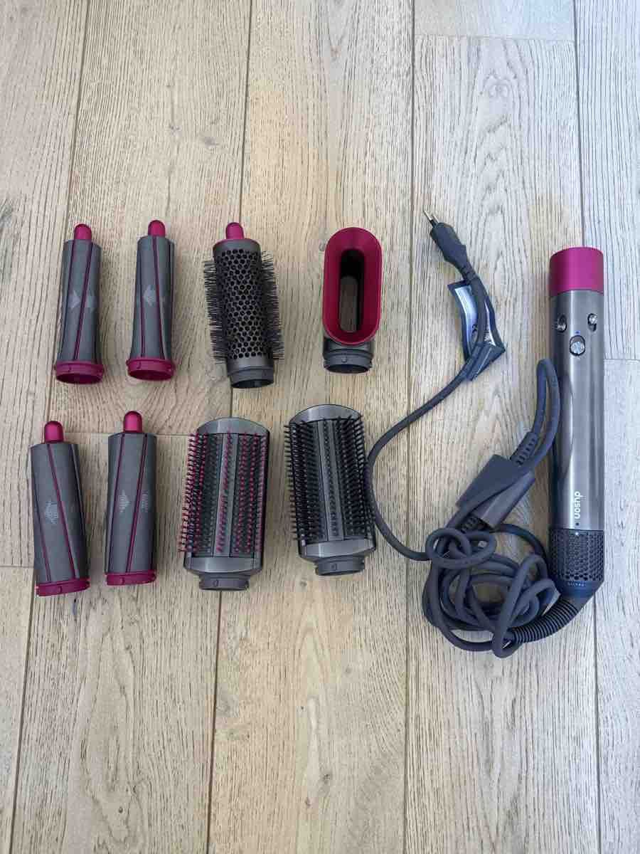 Dyson Sèche-cheveux: Dyson Airwrap Styler with multiple attachments – D'occasion à Collonge Bellerive par jul_yv5x
