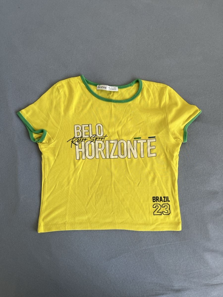Bershka T-shirt: T-shirt jaune imprimé – Usato da Genève venduto da giulia_almnn