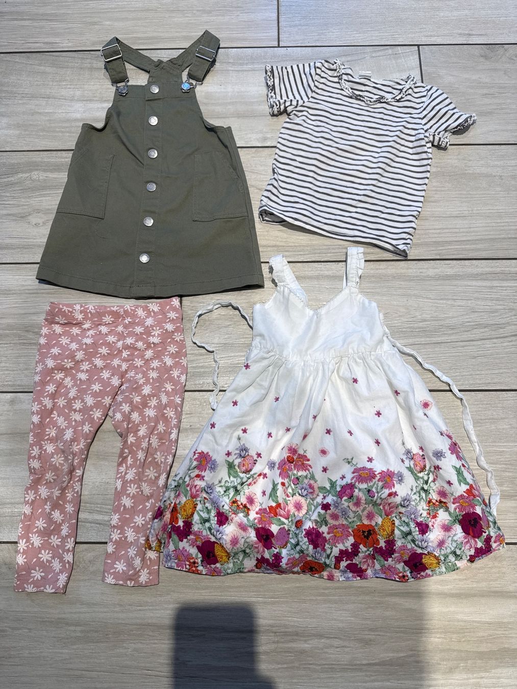 Lotti & Set di vestiti: Sommer Set Mädchen 98, 4 teilig – Usato da Gelterkinden venduto da Familienferien