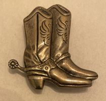 Bottes de cow-boy avec broche boutonnée de style occidental