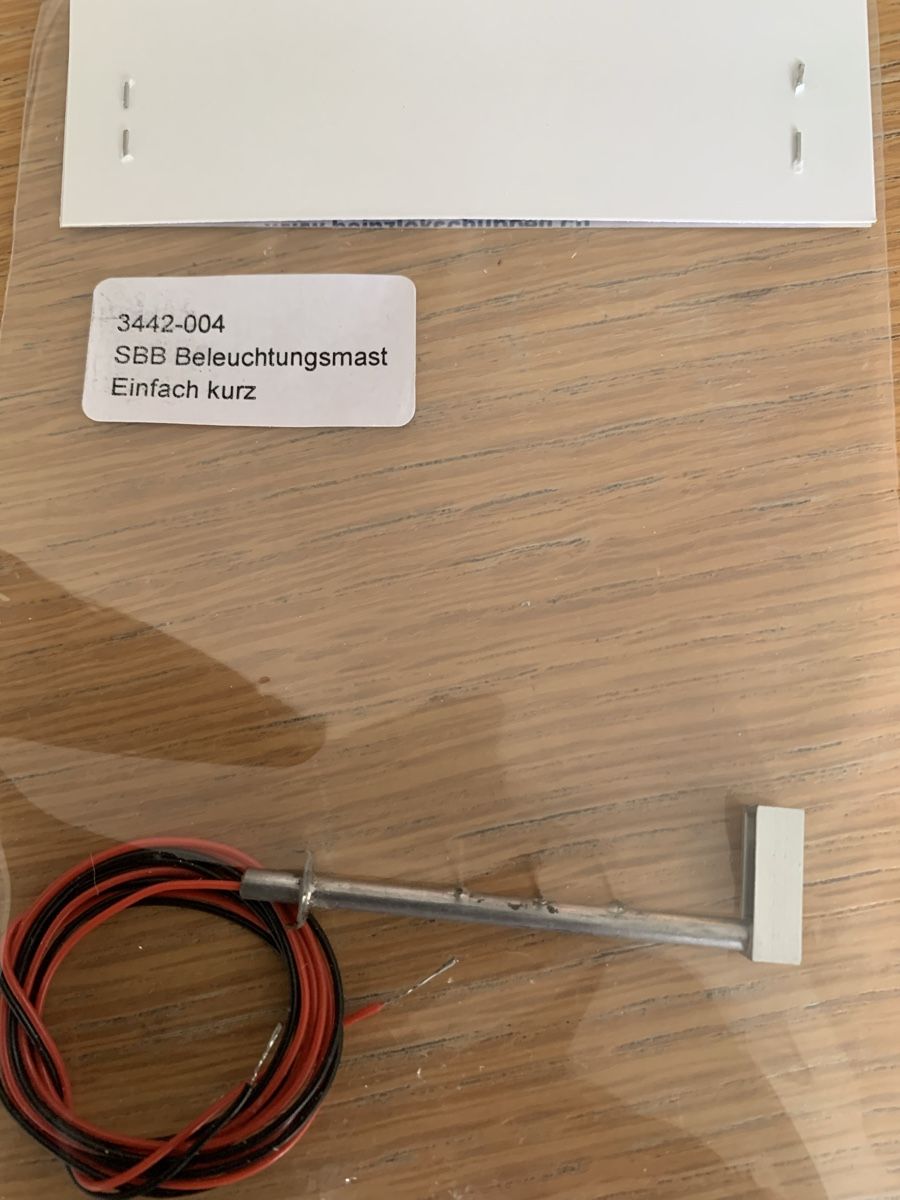 Modellini di ferrovie: SBB Beleuchtungsmast kurze Version einseitig neu LED Nr.H71 – Nuovo (secondo la descrizione) da Winden venduto da EmilNeu
