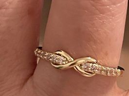 Très Jolie bague 58 sertie par des moissanites neuve