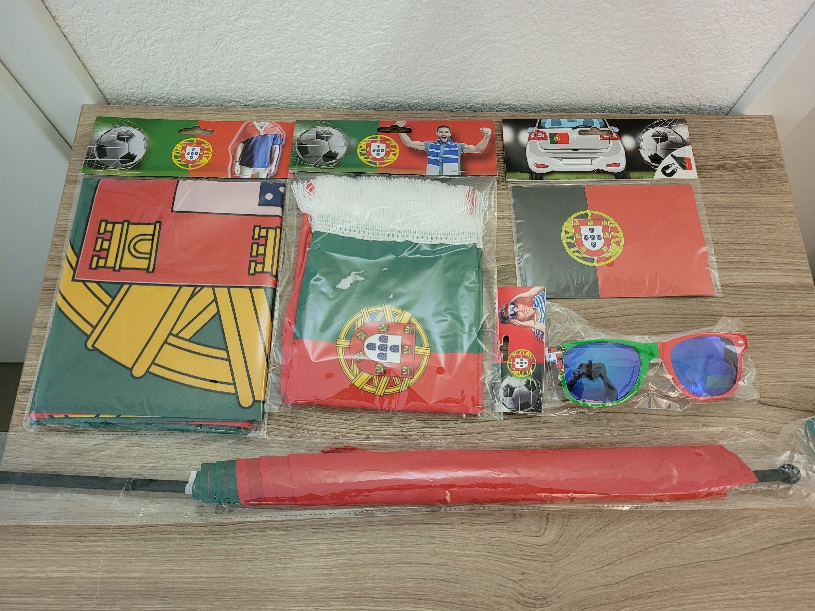 Bandiere: Fan-Set de divers articles - Portugal – Nuovo e nell'imballaggio originale da Yverdon-les-Bains venduto da lalolo64