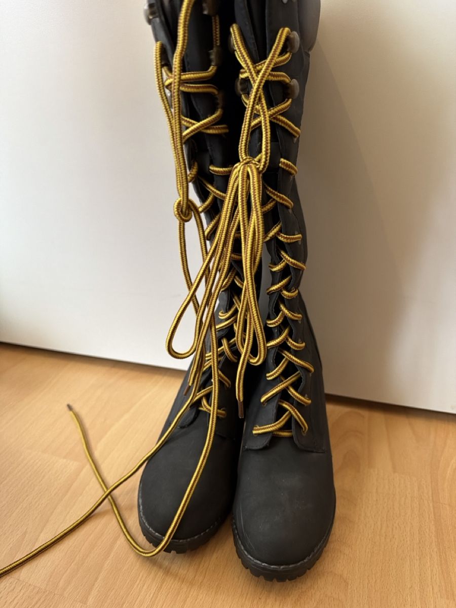 Scarpe da donna: Schwarze Schnür-Stiefel mit Absatz – Usato da Dagmersellen venduto da SabrinaZu 2