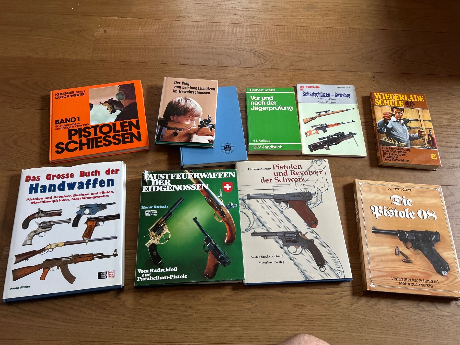 Bücher: Diverse Waffen Bücher Teilweise Ordonanz – Gebraucht aus Langnau i. E. von PSS-212