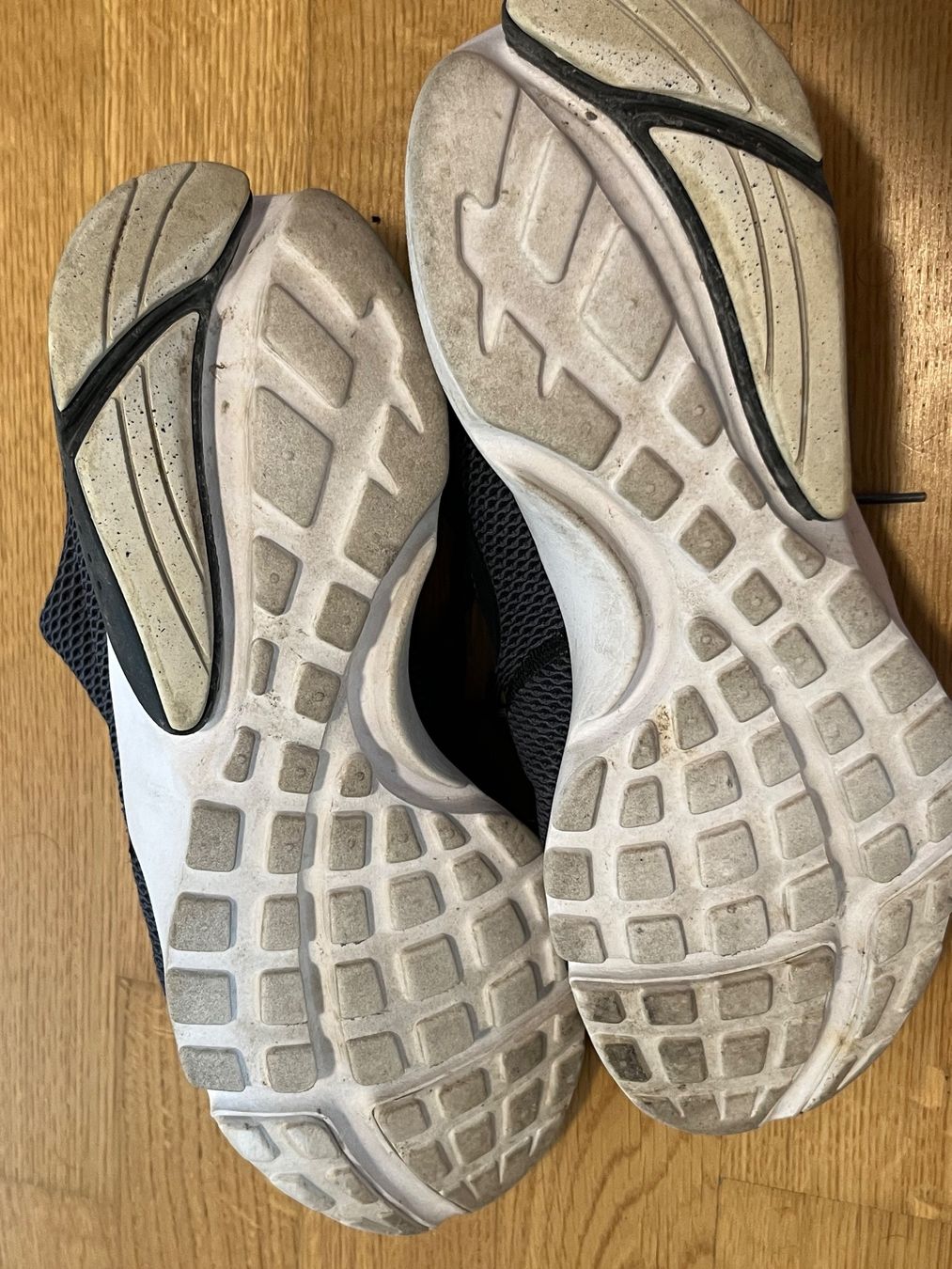 Scarpe da uomo: Sneaker Nike Darwin Wolf Grey Grösse 44 – Usato da Hinterkappelen venduto da Kim1992 3