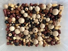 Lot de perles en bois naturel et teinté, diverses formes