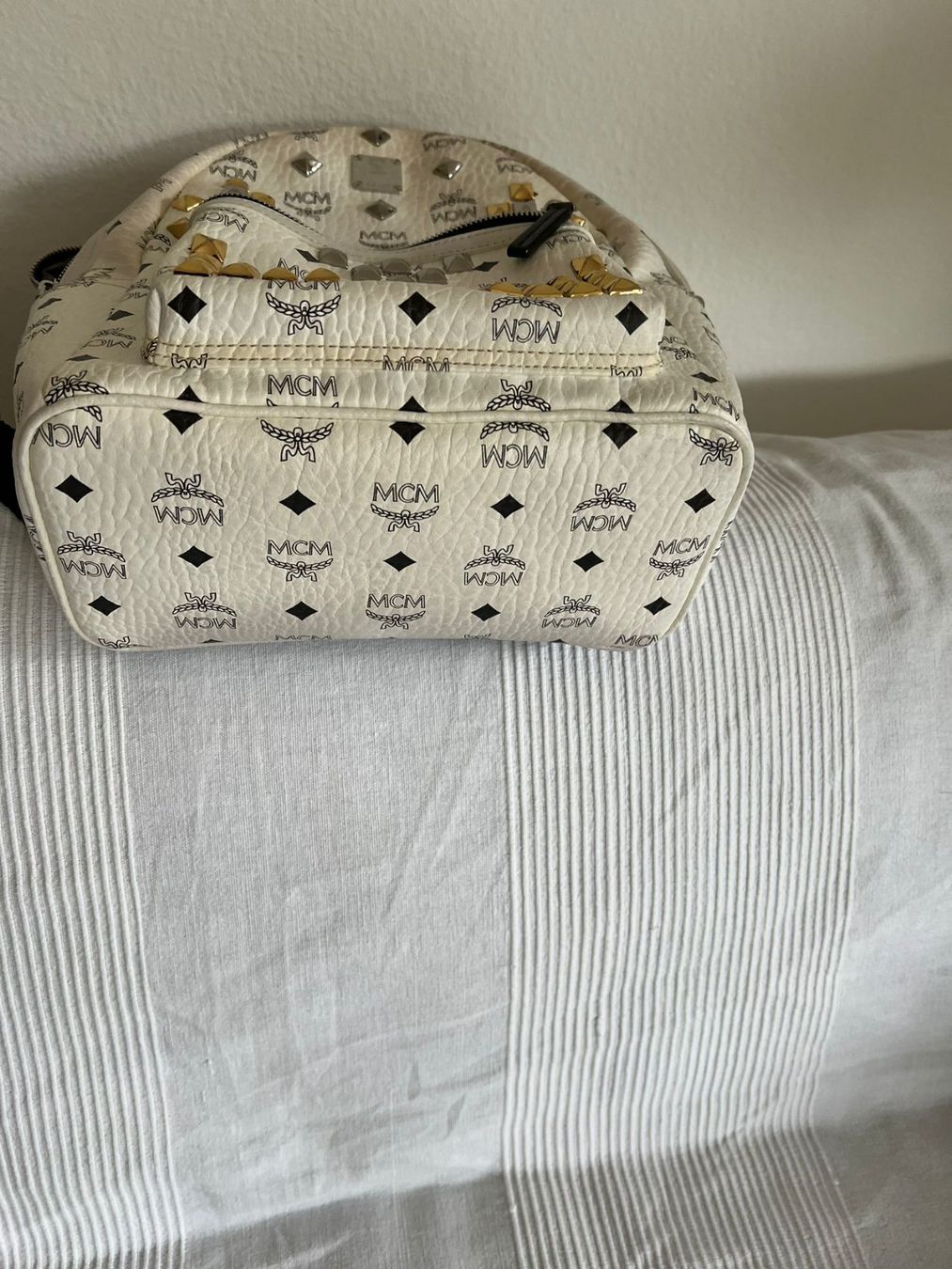 Mcm Zaini: Weisser MCM Rucksack mit Nieten – Usato da Boswil venduto da SchwabenThomas 1