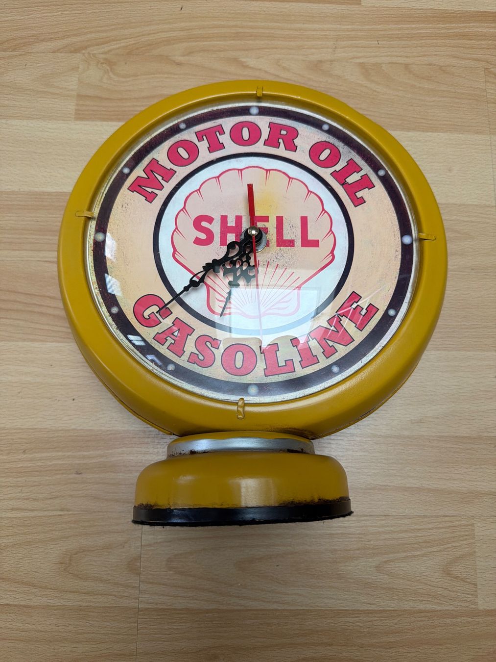 Pendules & Horloges murales: Shell Uhr Retro Blech, Durchmesser ca. 26cm, Gelb – D'occasion à Thun par BanjoDan