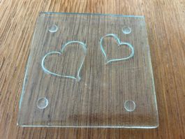 SET MIT 4 GLASUNTERSETZER mit HERZMOTIVEN