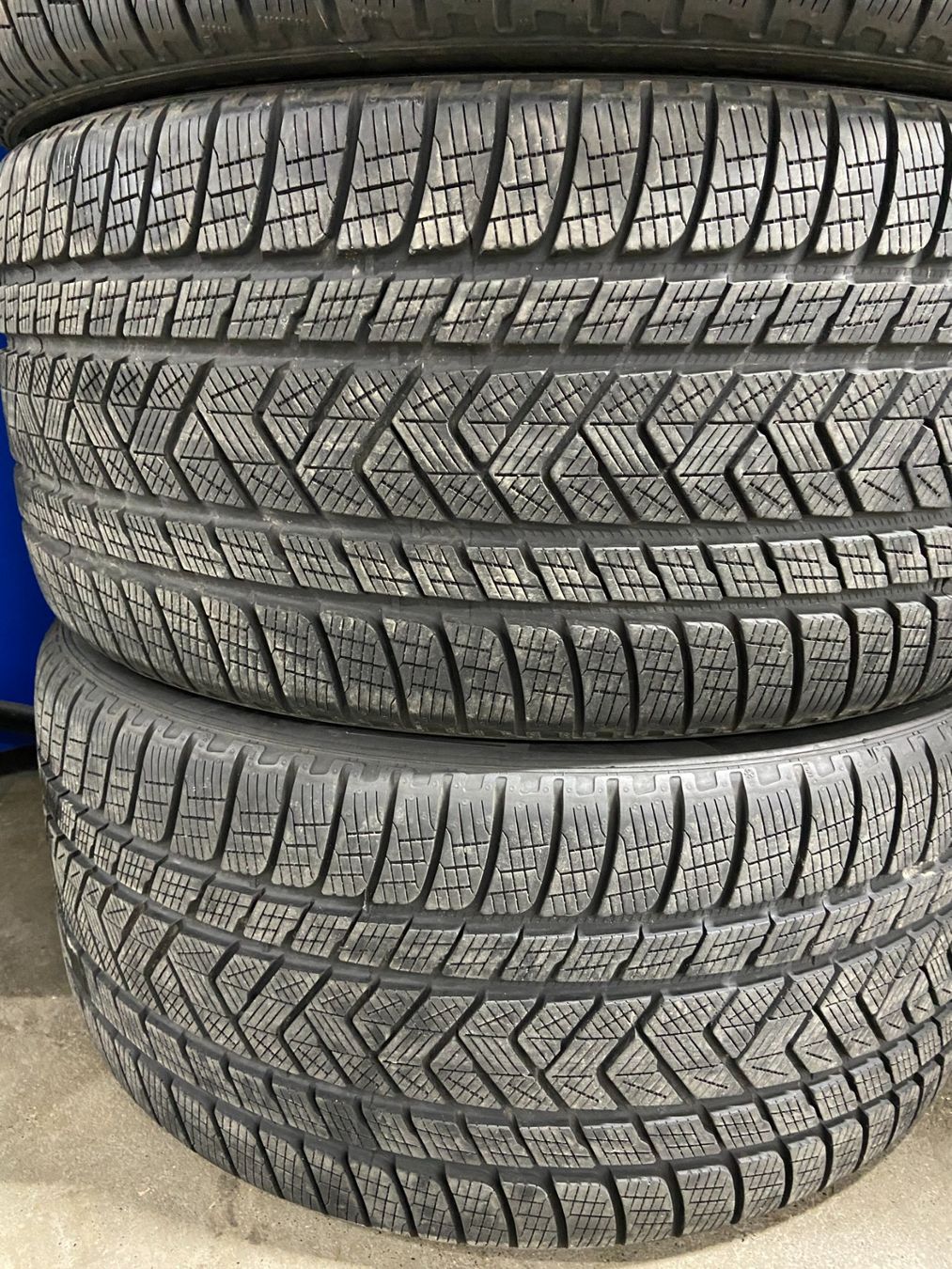 Pirelli Pneus & Kompletträder: Winterreifen Pirelli 325/35R22 – Gebraucht aus Appenzell von Sefaag