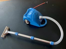 Staubsauger (modern) für Puppenstuben. Metall bem. NP 16.00.