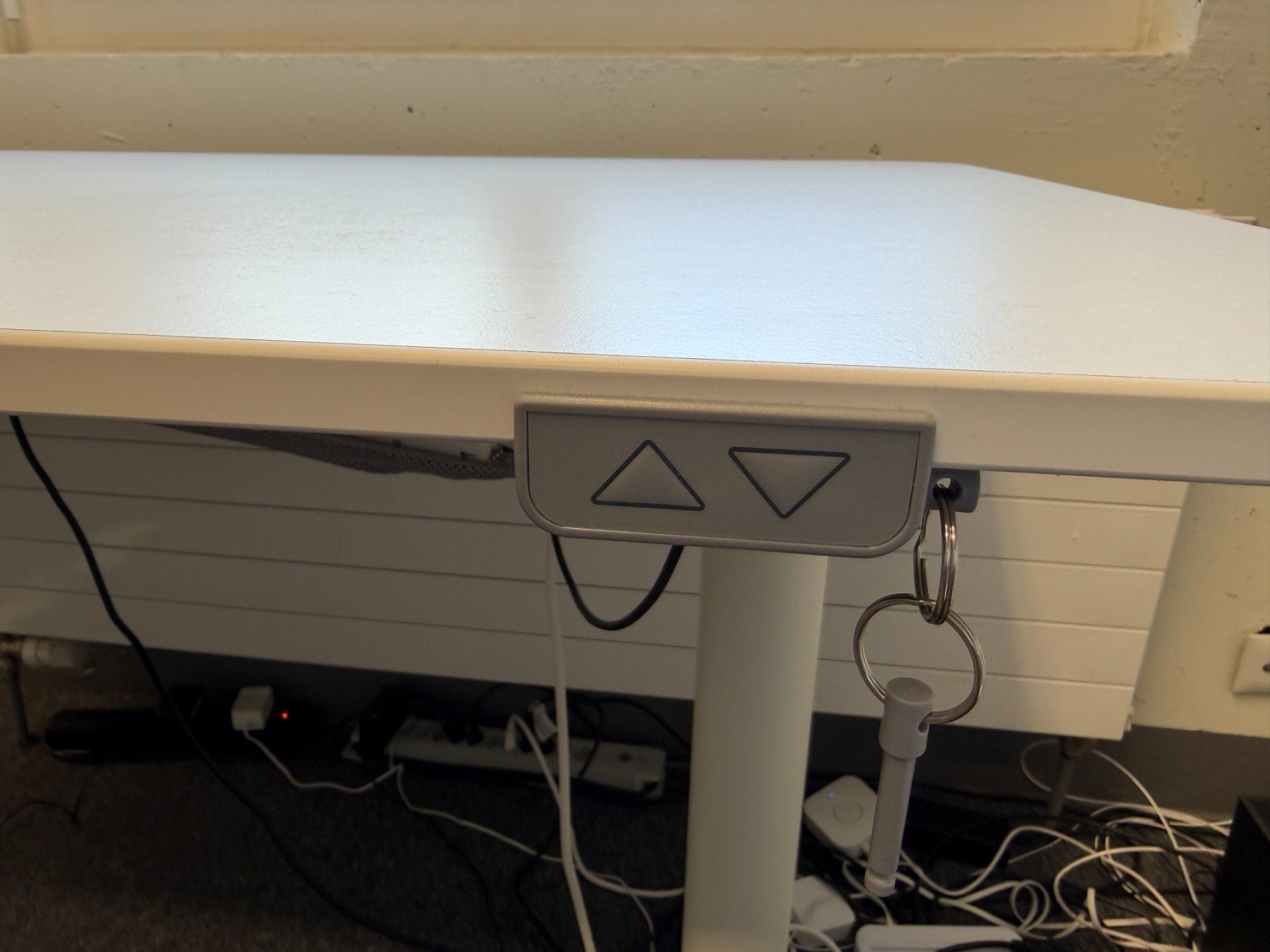 Ikea Scrivanie: Höhenverstellbarer Schreibtisch – Usato da Uster venduto da Boogieman88 1
