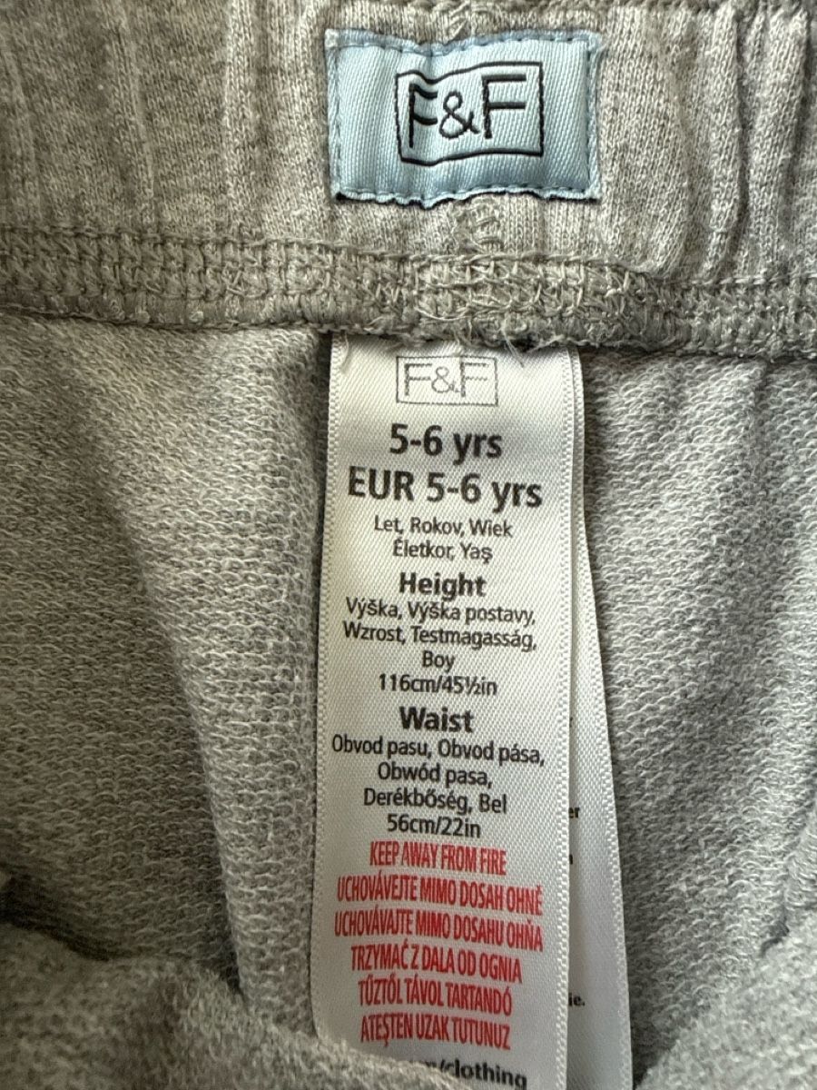 Hosen: Short Gr.116, Grau, Brief 3.00 Fr. – Gebraucht aus Waltenschwil von lina-04 2