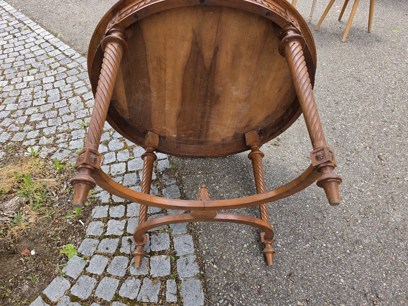 Tavoli: Antiker Nussbaum Rundtisch mit Schnitzereien,  – Usato da Mettlen venduto da elios0888 7
