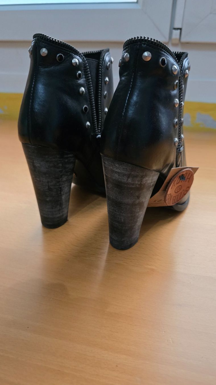Scarpe da donna: KOAH Leder Stiefeletten Gr. 36 mit Nieten – Nuovo (secondo la descrizione) da Thalwil venduto da VitaMini 2