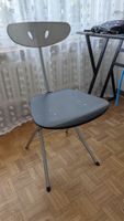 Stuhl mit Metallgestell und Holz Sitz