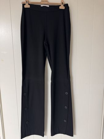 Caractere - schwarze Hose mit Knopfleiste - Grösse M