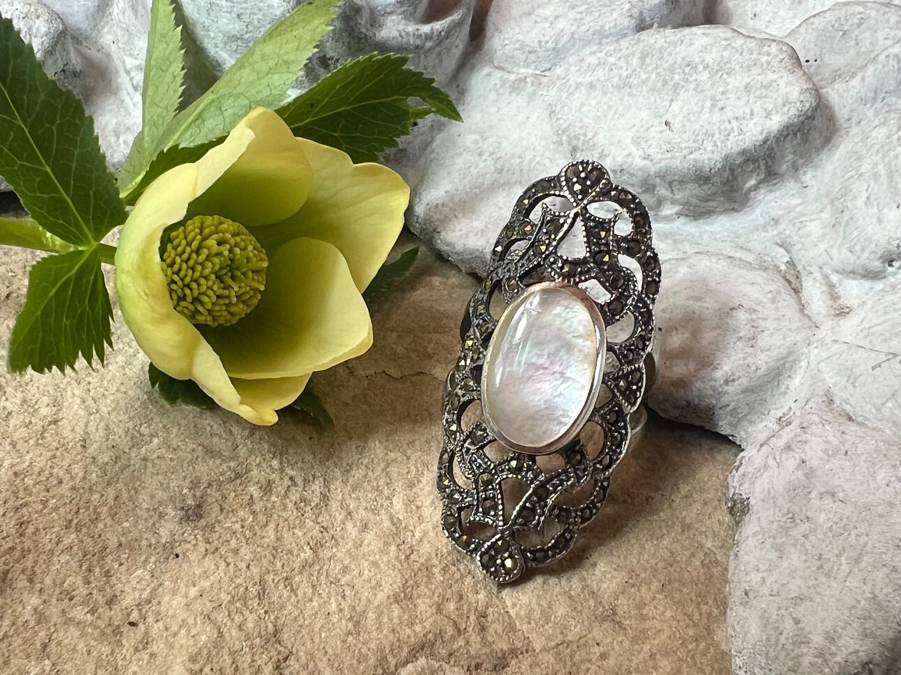 Anelli: Art Deco Ring lang i. Silber 925 m Perlmutter Markasiten 57 – Nuovo (secondo la descrizione) da Bern venduto da Jiffy