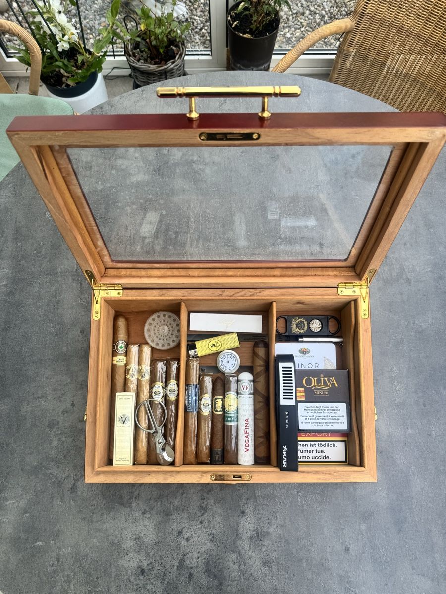 Humidor per sigari: Cigar Humidor Collection, with Accessories – Usato da Seuzach venduto da Wolf936 1