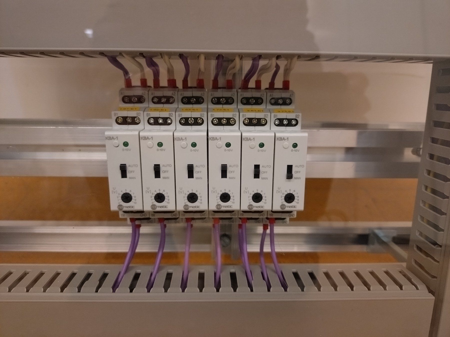 Siemens Componenti elettronici: KNX Steuertableau kompl. mit Siemens Komponenten – Usato da Steinhausen venduto da _Bergler_ 7