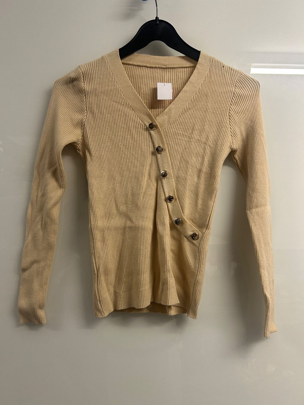 Maglioni & Felpe: Pullover mit Deko Knöpfe Figurbetont one size NEU – Nuovo e nell'imballaggio originale da Regensdorf venduto da Spyke55