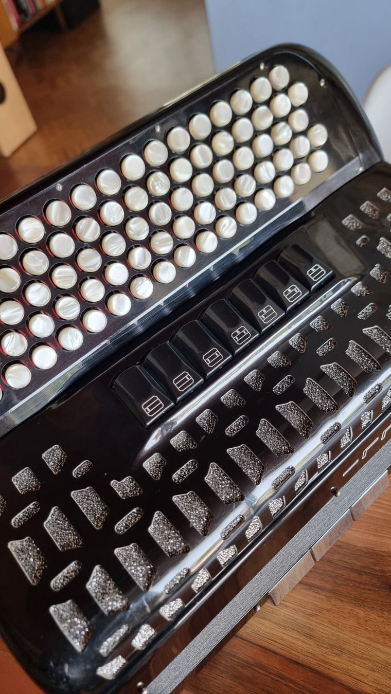 Strumenti musicali: Knopf-Akkordeon – Usato da Langendorf venduto da Schnezu 1