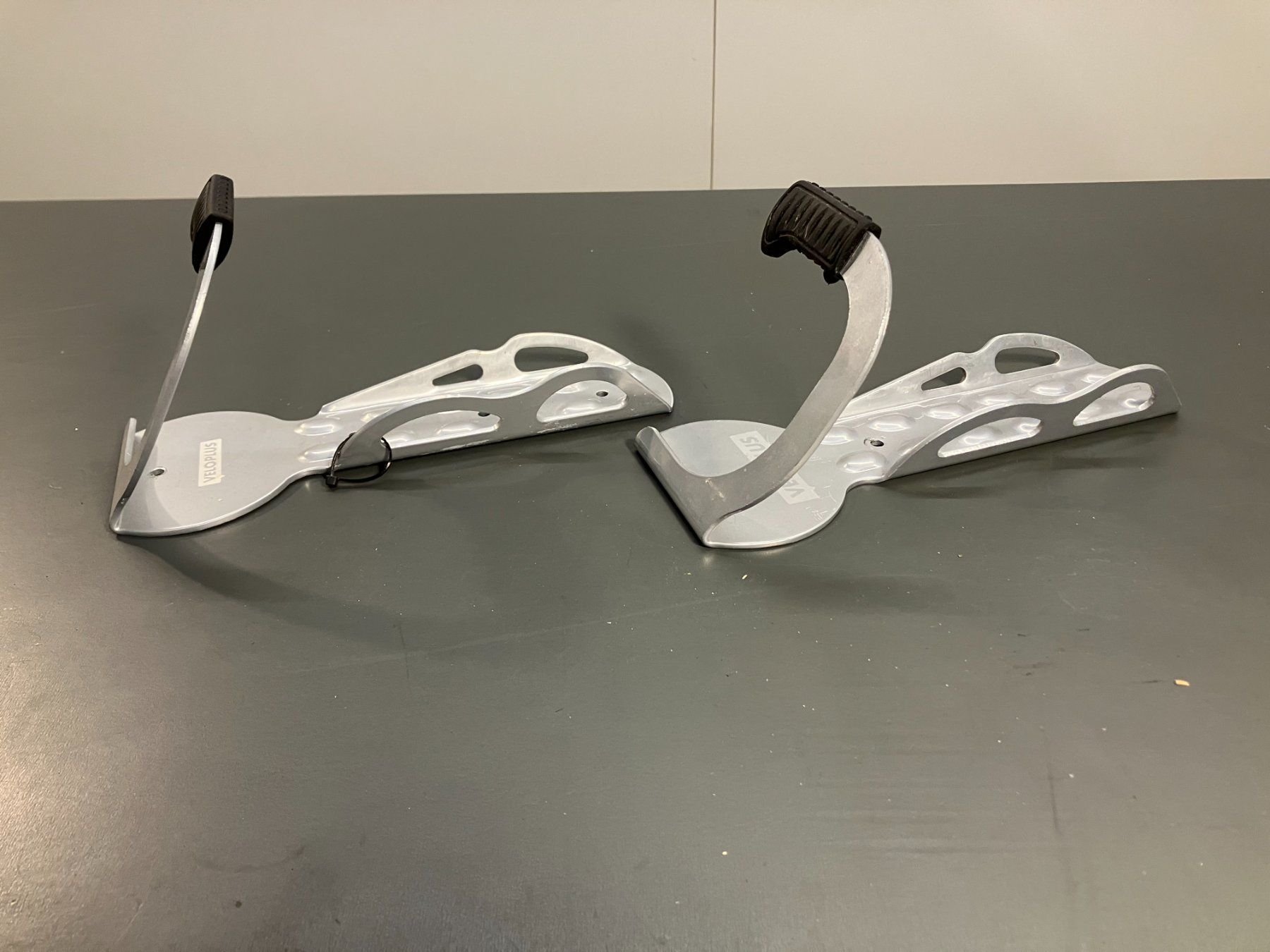 Supports de vélo: 2 St. Velo Plus - Guide Velohacken/Wandhalter ab 1.- – D'occasion à Lichtensteig par Buy24International 1