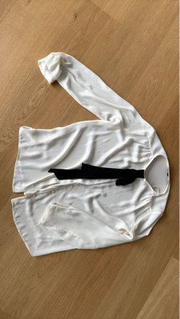 Elegante, weisse Bluse mit schwarzer Schleife, Gr. XS