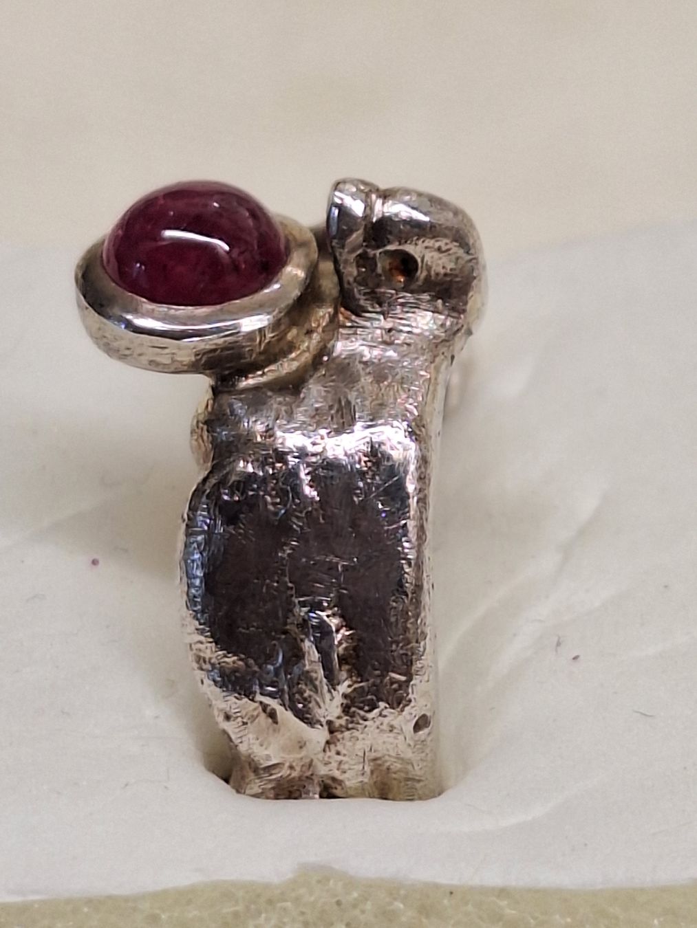 Anelli: Handgeschmiedeter Silberring mit Rubin – Nuovo (secondo la descrizione) da Rheinfelden venduto da Cleopatra2000 1