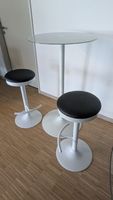 Stehtisch mit 2 Barhocker