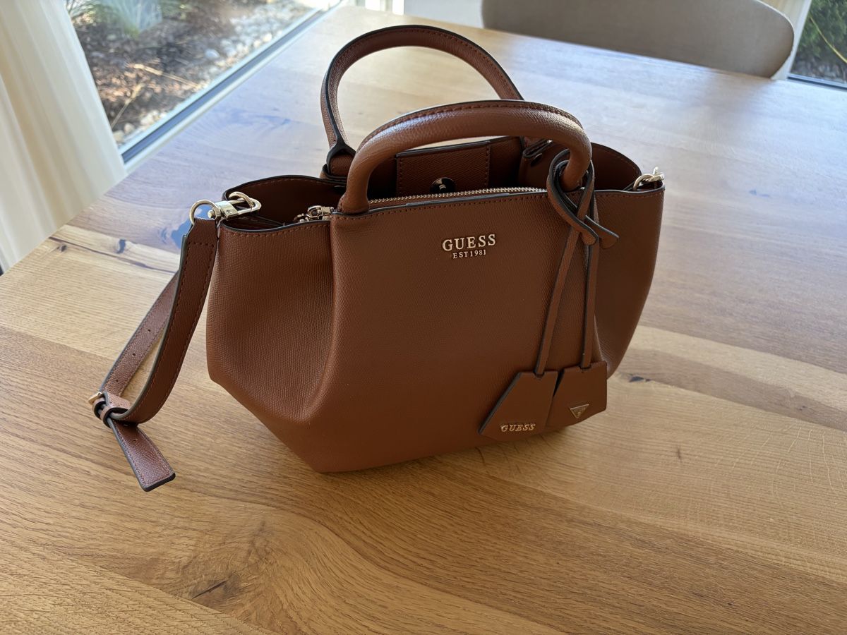 Guess Taschen für Damen: Guess AMORETTE Handtasche Braun – Gebraucht aus Trüllikon von bschenk