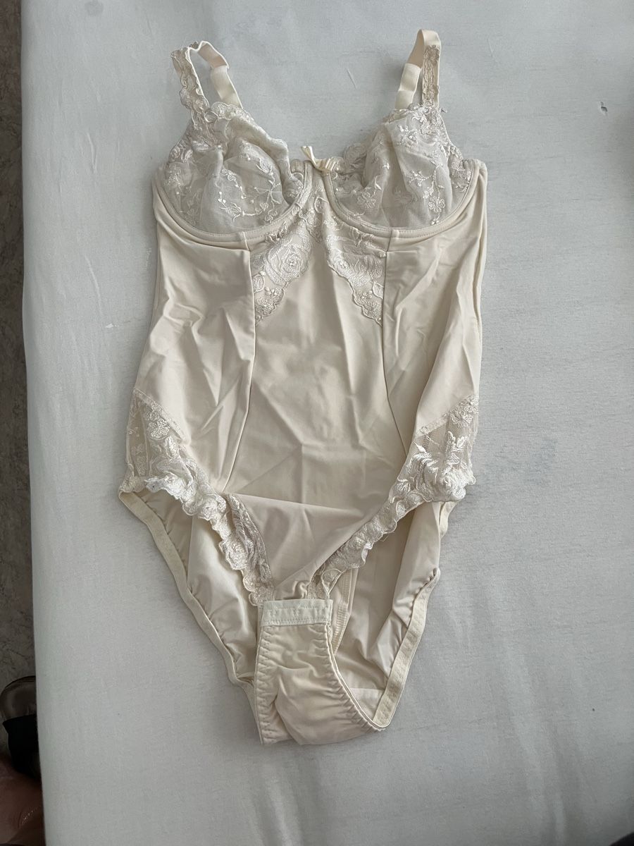 Autres dessous: Body Ulla Dessous Spitze Creme Grösse 80 D – Neuf (Voir description) à Rüfenacht par lilly_67