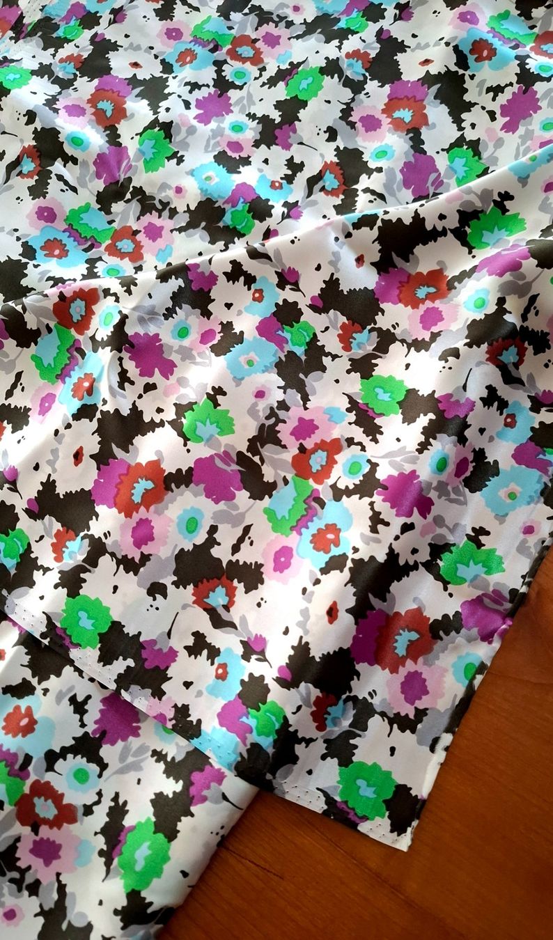 Tessuti: SEIDENSTOFF MIT BLUMENMUSTER, 400 x 110 CM – Usato da Grüningen venduto da Kartensammler 1