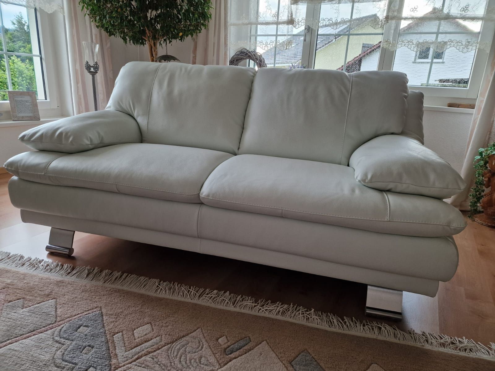 Sofas: Gut erhaltene Ledercouch, weiss, super bequem! – Gebraucht aus Gossau ZH von CR9 2