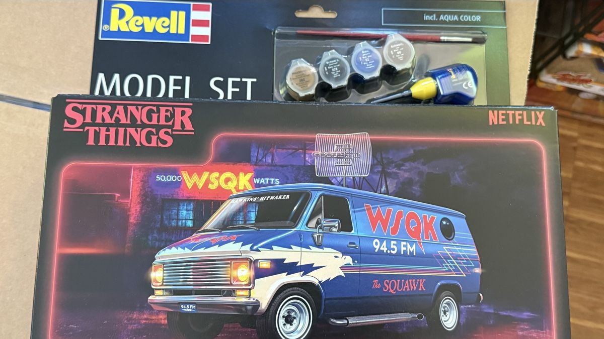 Revell Modellini d'auto: Revell Model Set Stranger Things GMC WSKQ Squawk Van – Nuovo e nell'imballaggio originale da Basel venduto da Zomeg