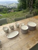 Antikes Geschirrset creme farbig mit rotem Rand
