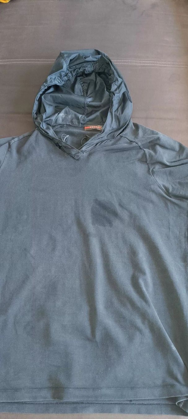 T-shirt: prada tee shirt avec capuche nylon – Usato da noville venduto da fardusa 4