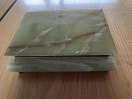Schmuckschatulle Onyx grün mit Messingfüssen gebraucht