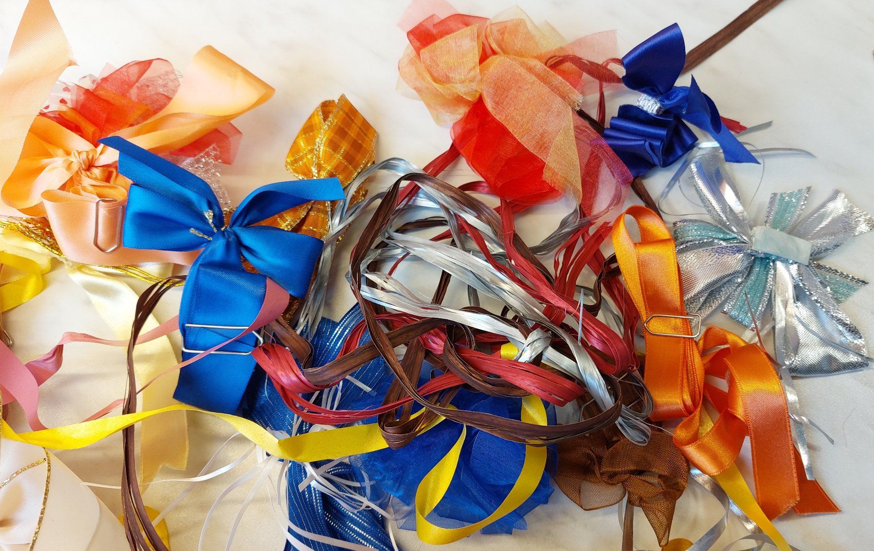 Dekobänder: Geschenkband Set mit Schleifen diverse Farben – Gebraucht aus Zollikofen von Blackie 3