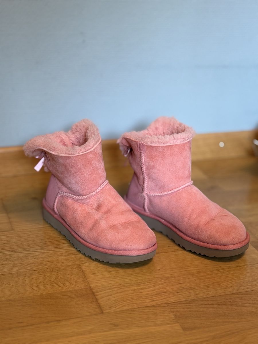 Ugg Scarpe da donna: UGG Boots mit Schleife, Grösse 37 – Nuovo (secondo la descrizione) da Winterthur venduto da m.ro. 1