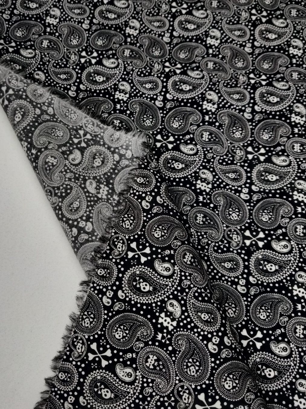 Tessuti: Ital. Designer Baumwolle Elastan 1.65x1.50m Paisley Skull – Nuovo (secondo la descrizione) da Lufingen venduto da Voyager7 6