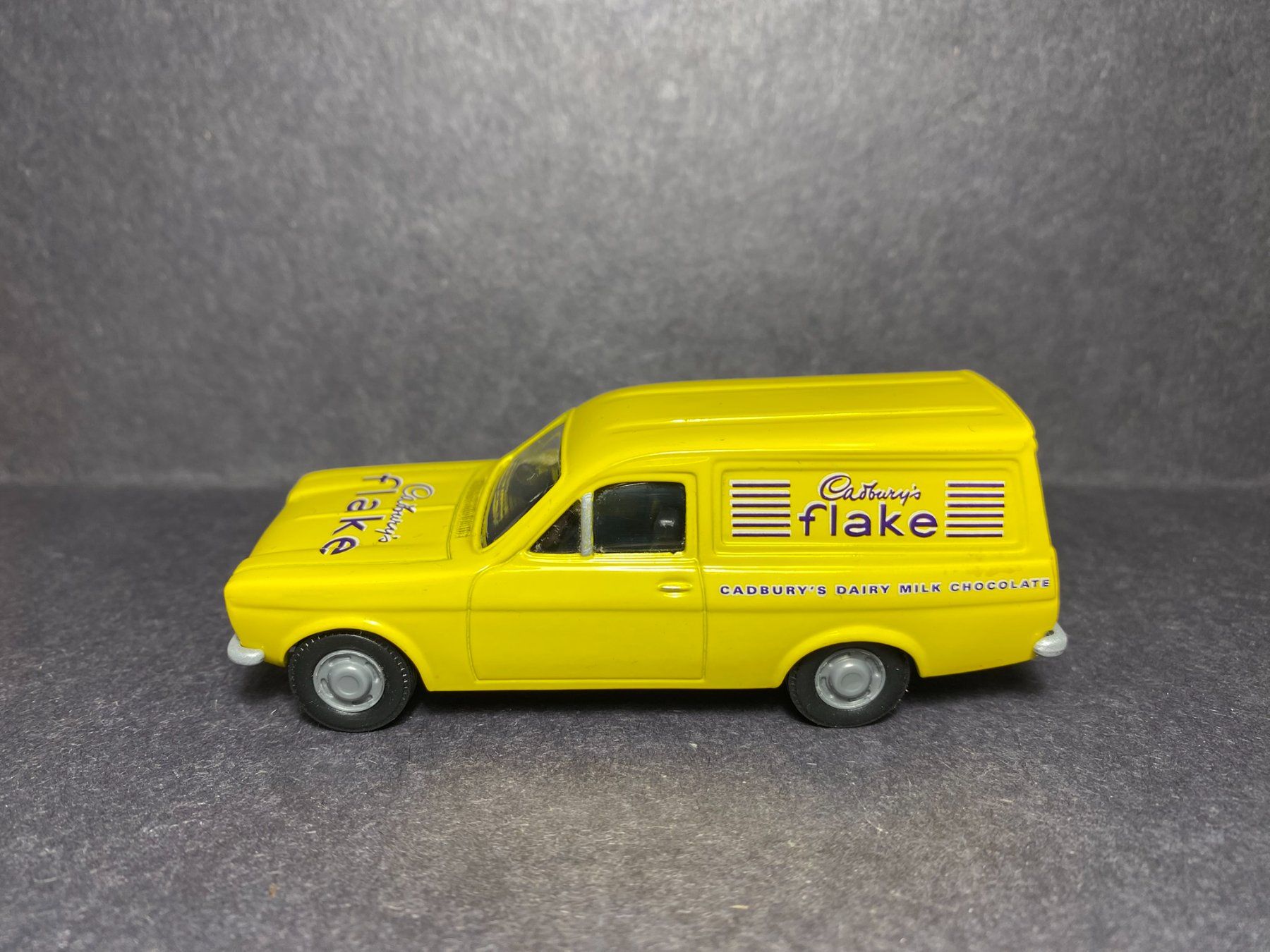 Corgi Toys Modellini d'auto: Ford Escort Van "Cadbury Flake" - Corgi 1:43 – Usato da Spiez venduto da Mlandcruiser 1