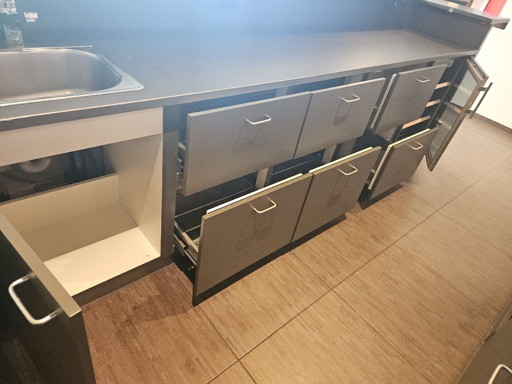 Ladenausstattungen & Messebau: Buffet Restaurant Cafe Bar – Gebraucht aus Morschach von Hanswi 7
