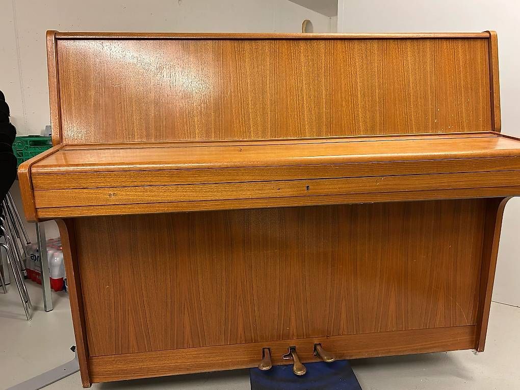 Strumenti musicali: Klavier Dietmann (in Nussbaum) – Usato da Hombrechtikon venduto da Mgladiatore 1
