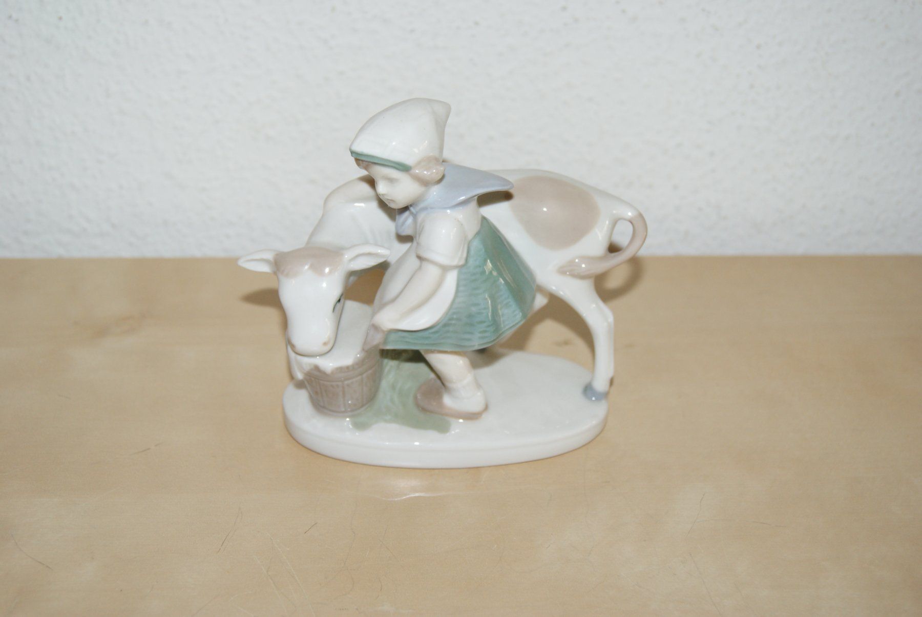 Statuette: Prozellanfigur BAUERNMÄDCHEN MIT Kalb – Usato da Zürich venduto da Widi1